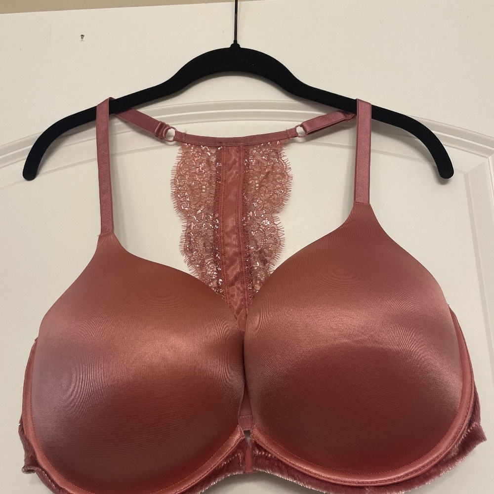 Victoria’s Secret bombshell plunge bra